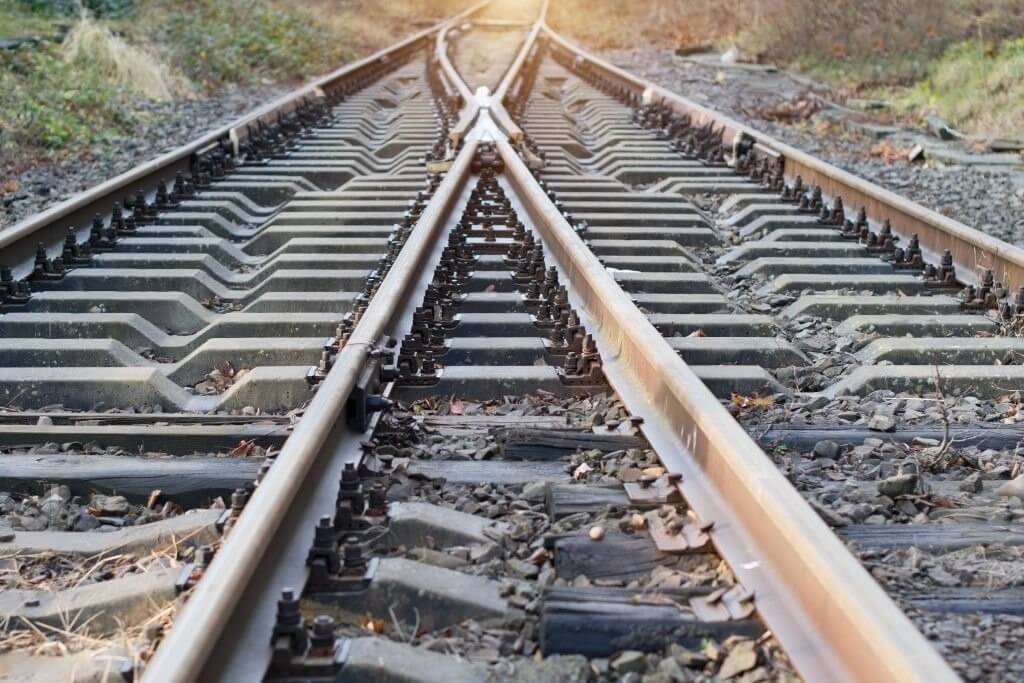 Брус переводной железнодорожный: какую роль играет и зачем нужен